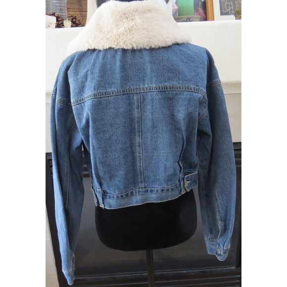 Highway Women's Cropped Denim Trucker Jacket Faux Fur Collar M EUC - Picture 5 of 14